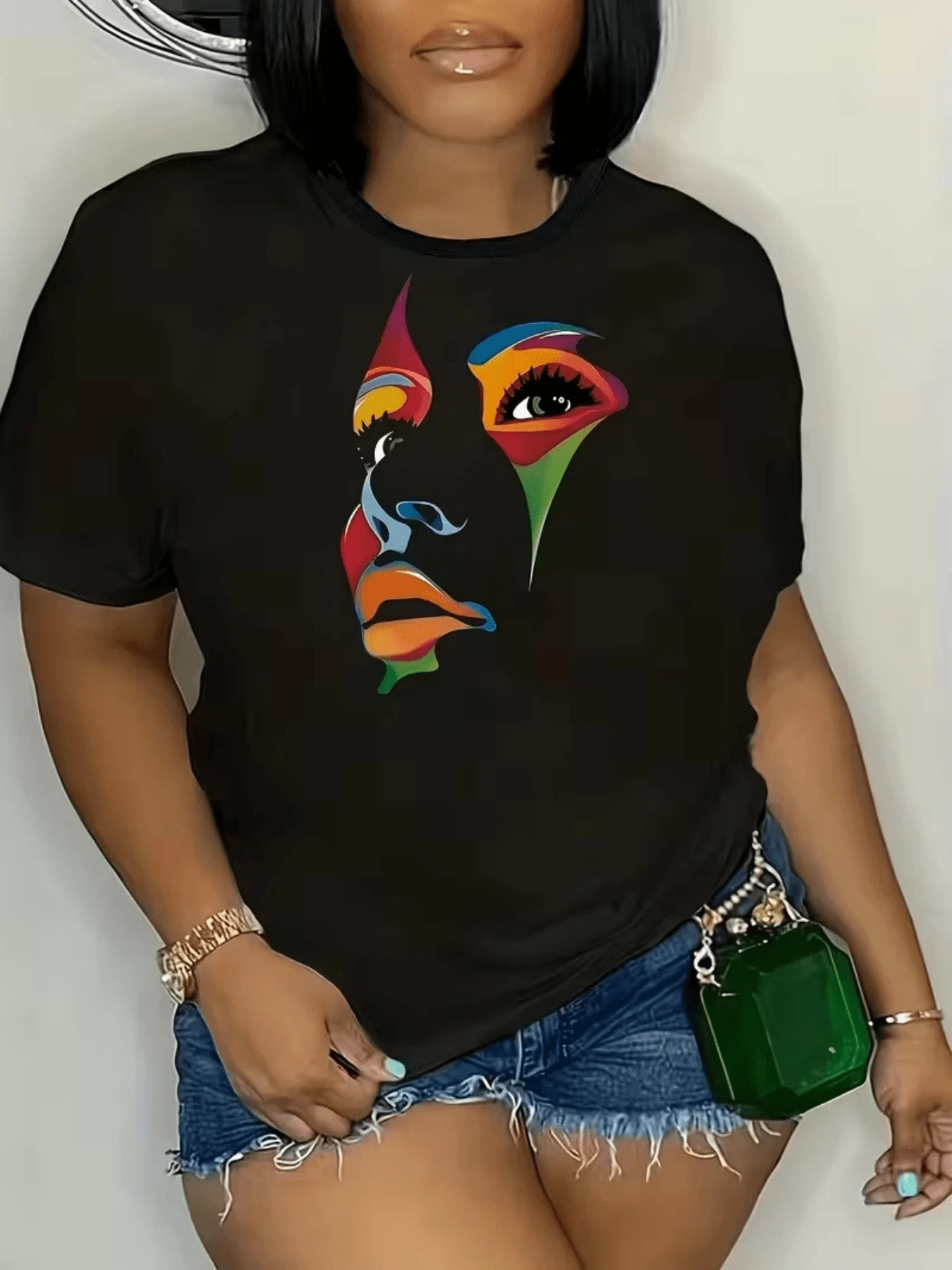 Rostro femenino abstracto formado por colores vivos que reflejan fuerza confianza y belleza interior con trazos artísticos que evocan energía contemporánea y actitud moderna camiseta de mujer casual elegante - Negro - Ver 1
