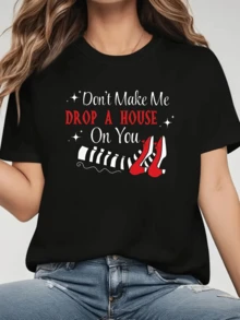 Zapatos rojos brillantes junto a unas piernas con medias a rayas blancas y negras evocan una escena humorística y mágica que transmite fuerza y humor irónico camiseta de mujer casual moderna cómoda para uso diario - Negro - Ver 1