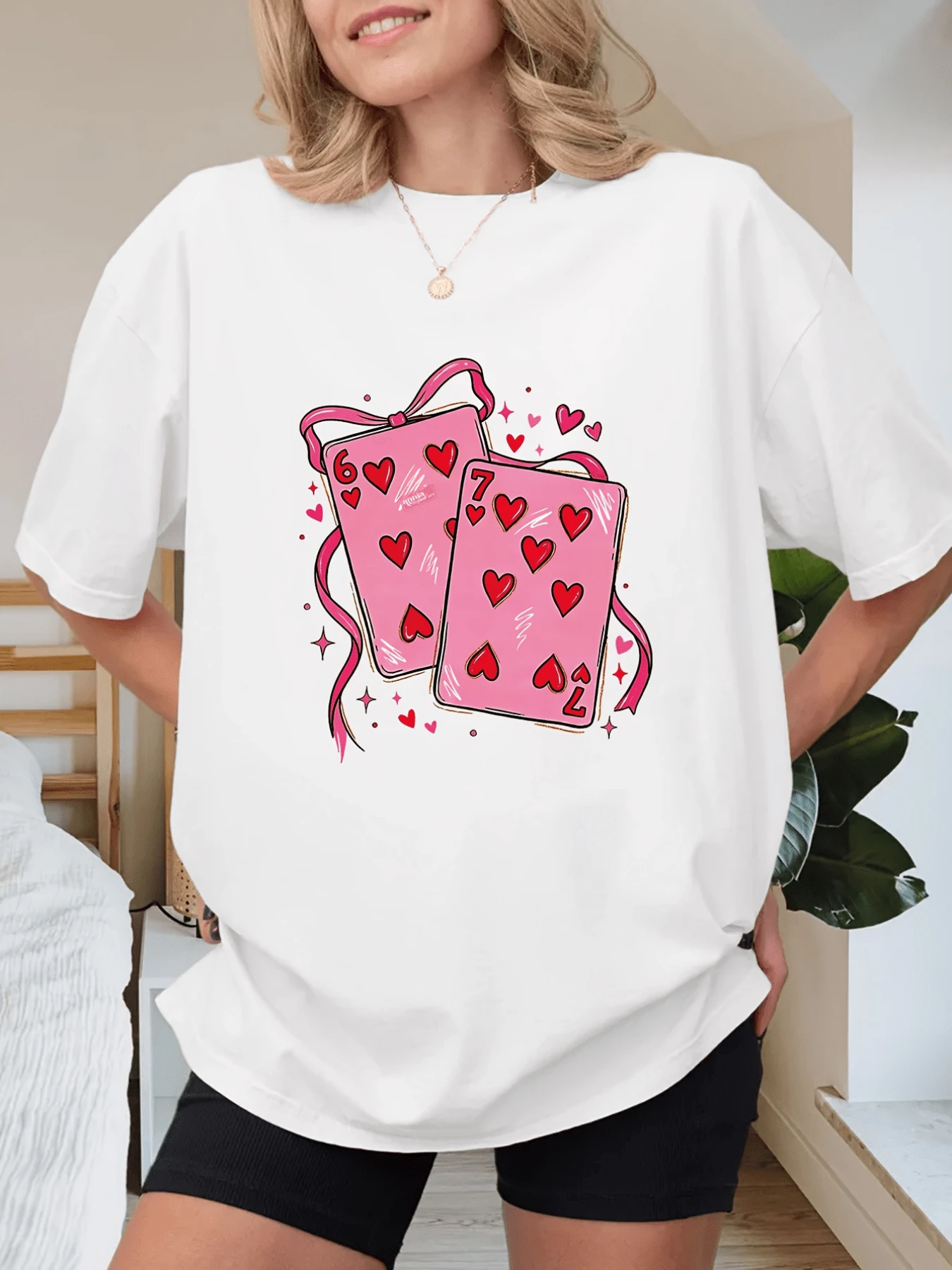 Dos cartas rosadas de corazones rodeadas de lazos que simbolizan la unión del amor y la suerte con pequeños corazones flotando camiseta de mujer casual moderna cómoda para uso diario - Blanco - Ver 1