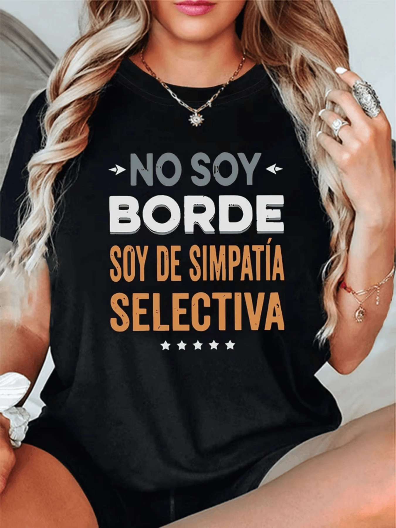 Frase divertida que muestra una actitud segura con letras grandes que dicen No soy borde soy de simpatía selectiva ideal para expresar humor y confianza camiseta de mujer casual cómoda y moderna - Negro - Ver 1