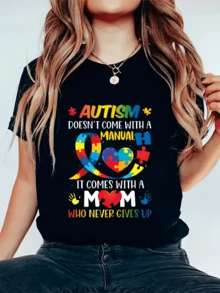 Corazón formado por piezas multicolor que simbolizan la unión familiar y el apoyo incondicional hacia el autismo con mensaje motivador camiseta de mujer casual cómoda moderna - Negro - Ver 1