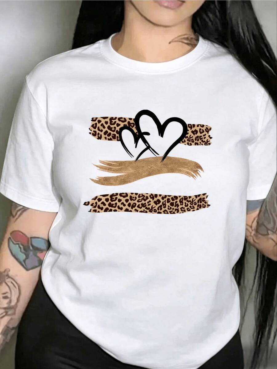 Dos corazones blancos entre líneas de textura animal simbolizando amor salvaje libertad y conexión interior con fondo oscuro atractivo y toque moderno camiseta de mujer casual elegante - Blanco - Ver 1