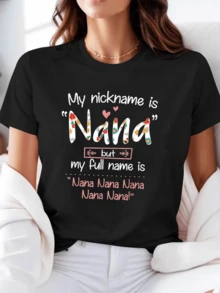 Frase divertida con letras coloridas y corazones que expresan alegría y energía juguetona perfecta para mujeres con espíritu libre camiseta de mujer casual cómoda para uso diario - Negro - Ver 1