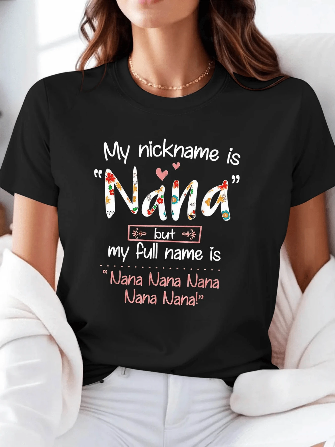 Frase divertida con letras coloridas y corazones que expresan alegría y energía juguetona perfecta para mujeres con espíritu libre camiseta de mujer casual cómoda para uso diario - Negro - Ver 1