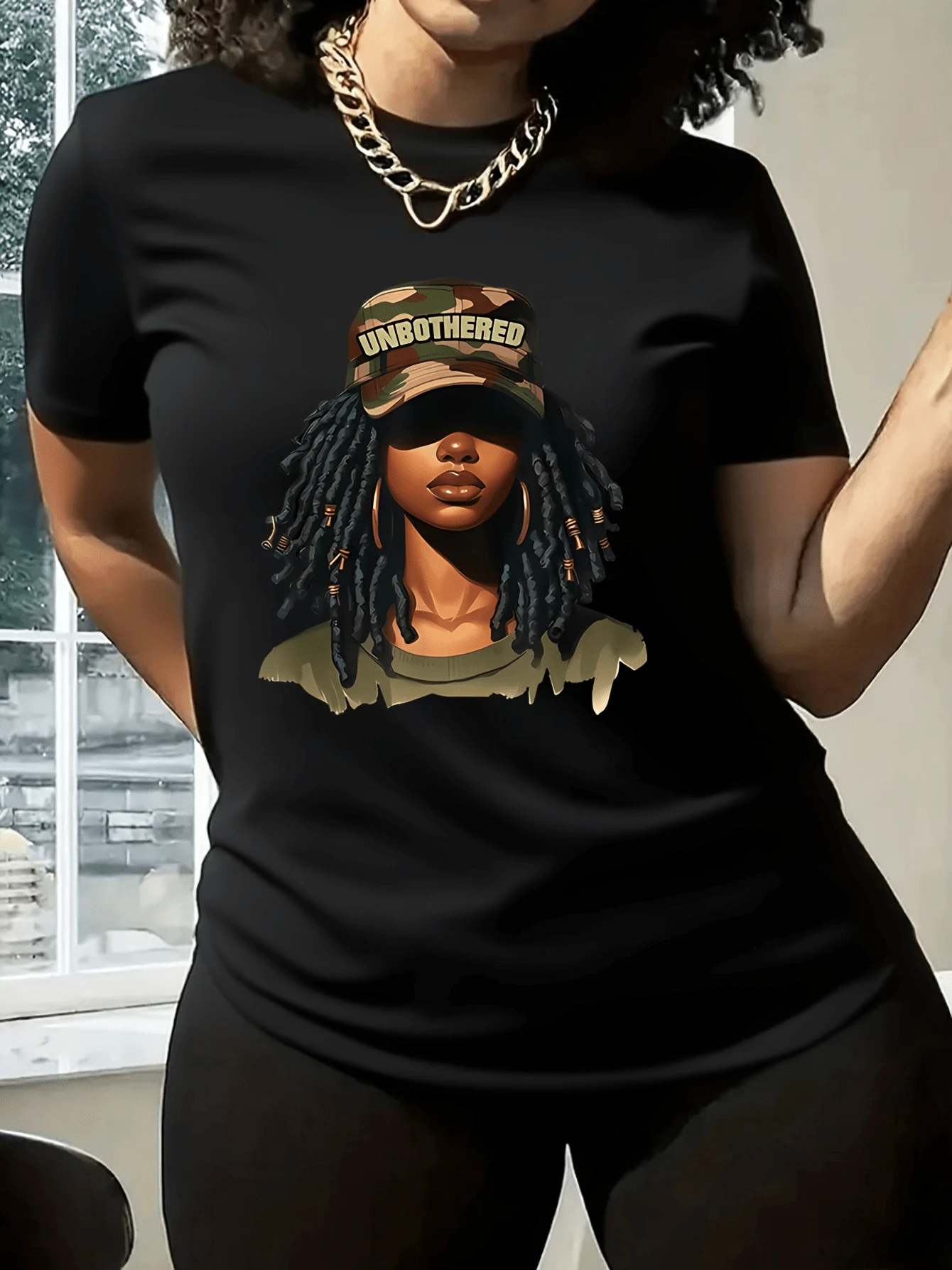 Estampado de gorra de camuflaje Unbothered, cuello redondo, manga corta, tela, largo regular - Perfecto para primavera y verano
