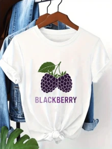 Dos moras maduras con hojas verdes simbolizan frescura alegría y energía natural representando la dulzura del verano y el espíritu libre camiseta de mujer casual moderna ideal para uso diario - Blanco - Ver 6