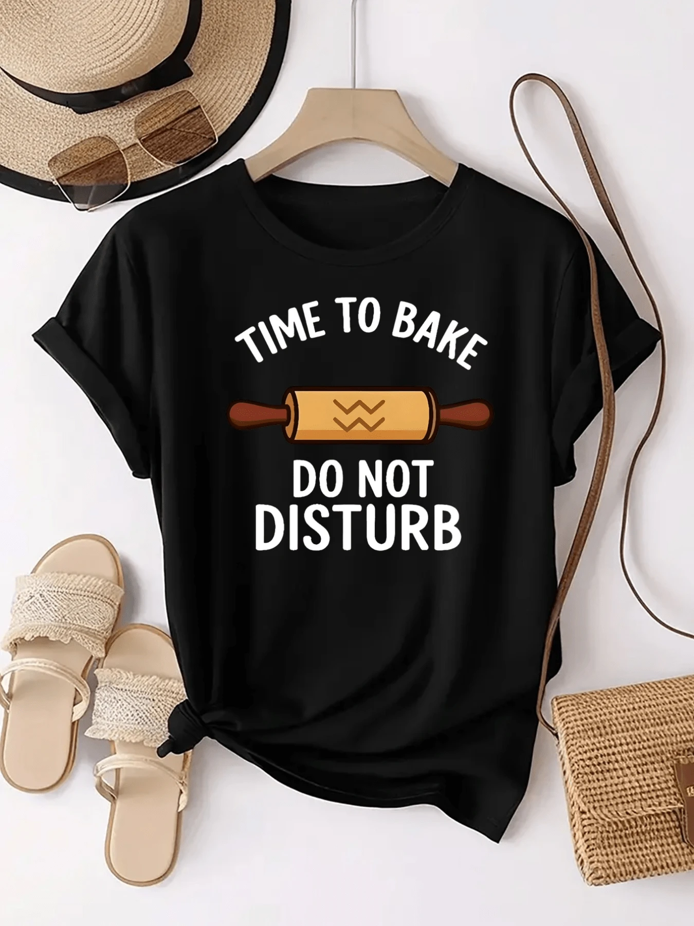 Rodillo de cocina con mensaje divertido que expresa amor por hornear y disfrutar de momentos tranquilos en casa ideal para quienes aman la repostería camiseta de mujer casual cómoda y moderna - Negro - Ver 1