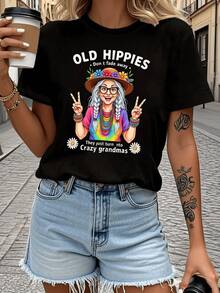 Figura colorida de una mujer mayor con cabello largo plateado y sombrero adornado con flores que transmite alegría libertad y energía positiva con un mensaje humorístico sobre el espíritu hippie camiseta de mujer casual cómoda para uso diario - Negro - Ver 1