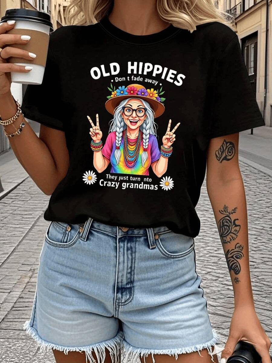Figura colorida de una mujer mayor con cabello largo plateado y sombrero adornado con flores que transmite alegría libertad y energía positiva con un mensaje humorístico sobre el espíritu hippie camiseta de mujer casual cómoda para uso diario - Negro - Ver 1