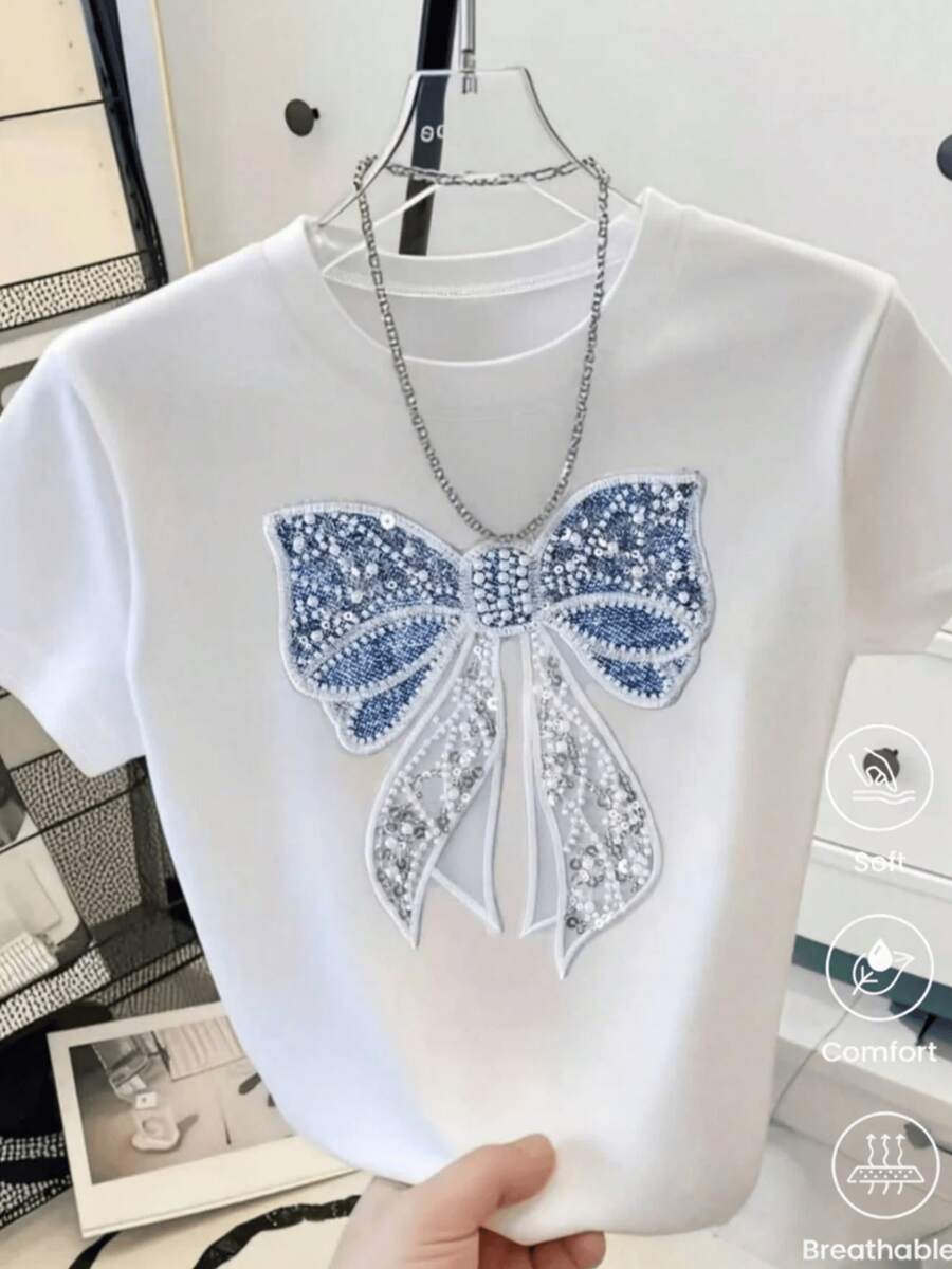 Large, Shimmering Bow Embroidered With Blue And Silver Beads Symbolizes Elegance And Purity, Reflecting A Delicate Blend Of Light And Calm. Comfortable And Breathable Casual Women's T-Shirt - 白色 - 查看 1