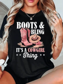 Botas rosadas con detalles grabados junto a un sombrero vaquero y flores simbolizan la libertad y el espíritu aventurero del oeste camiseta de mujer casual moderna para amante del estilo vaquero - Negro - Ver 1