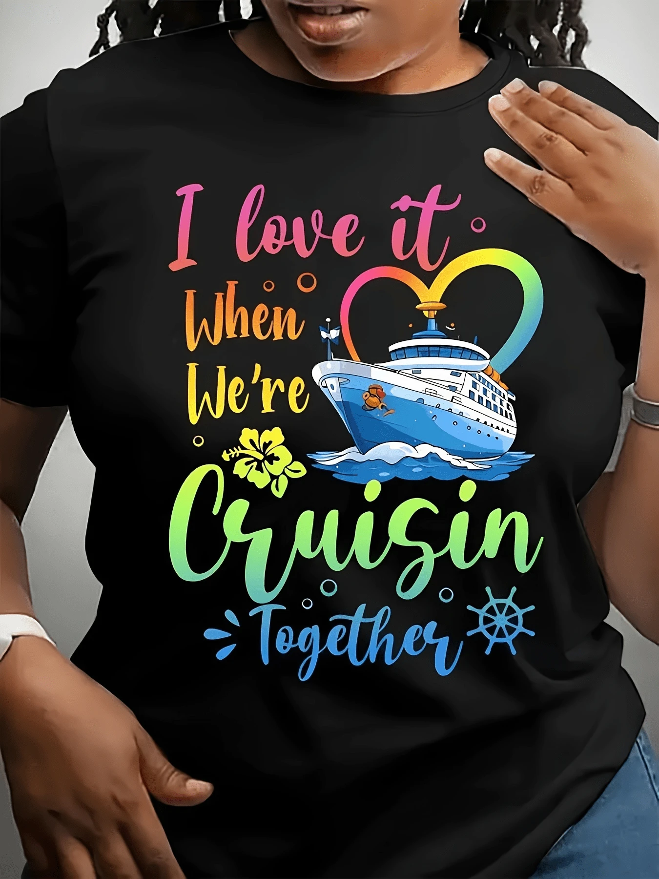 Barco de crucero azul navegando sobre el mar con flores tropicales y un corazón multicolor que transmite amor por los viajes camiseta de mujer casual divertida para verano - Negro - Ver 1