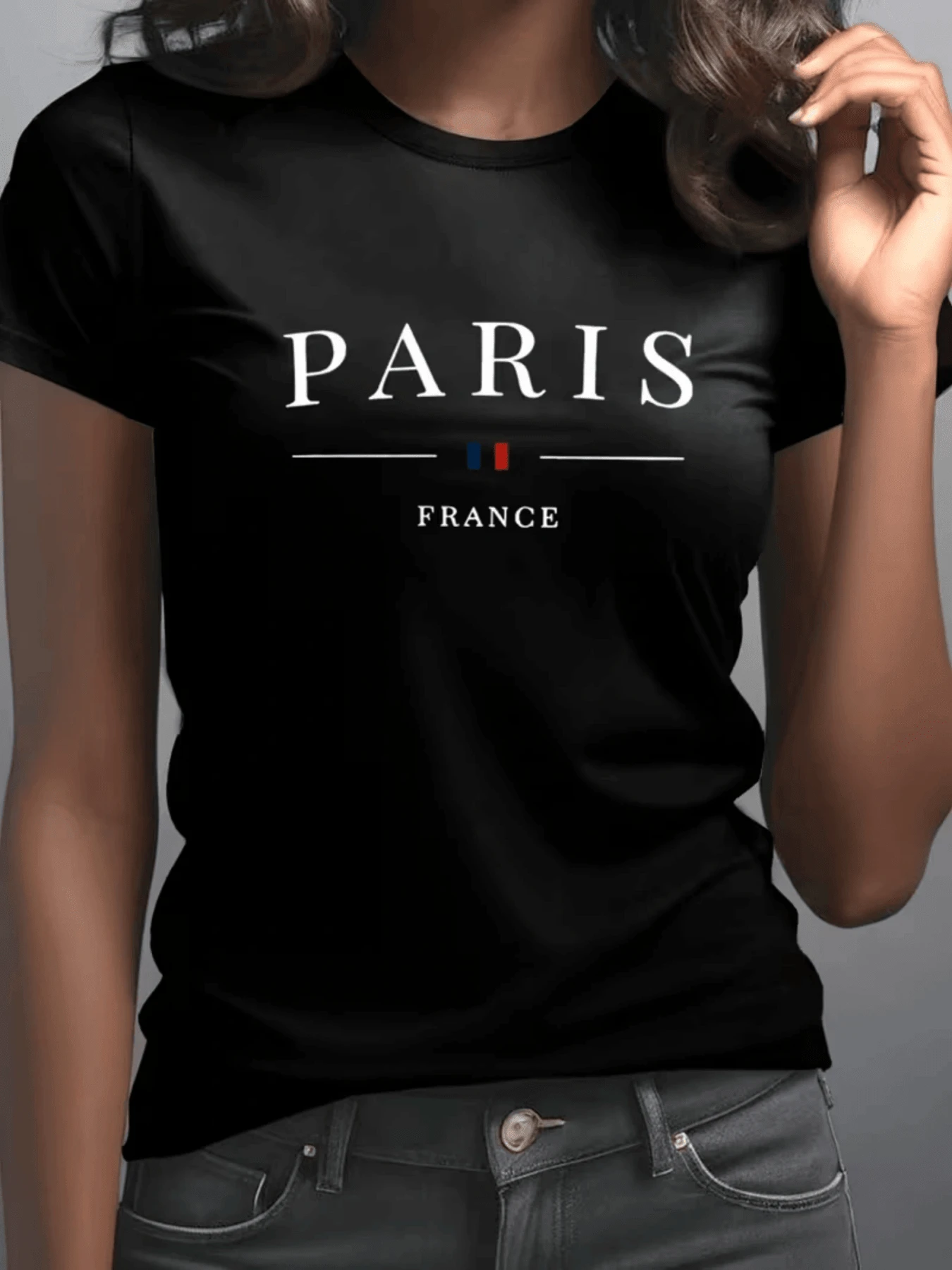 Palabras que evocan el espíritu parisino con el texto París France y una pequeña bandera simbolizando elegancia glamour y amor por los viajes camiseta de mujer cómoda urbana y moderna - Negro - Ver 1