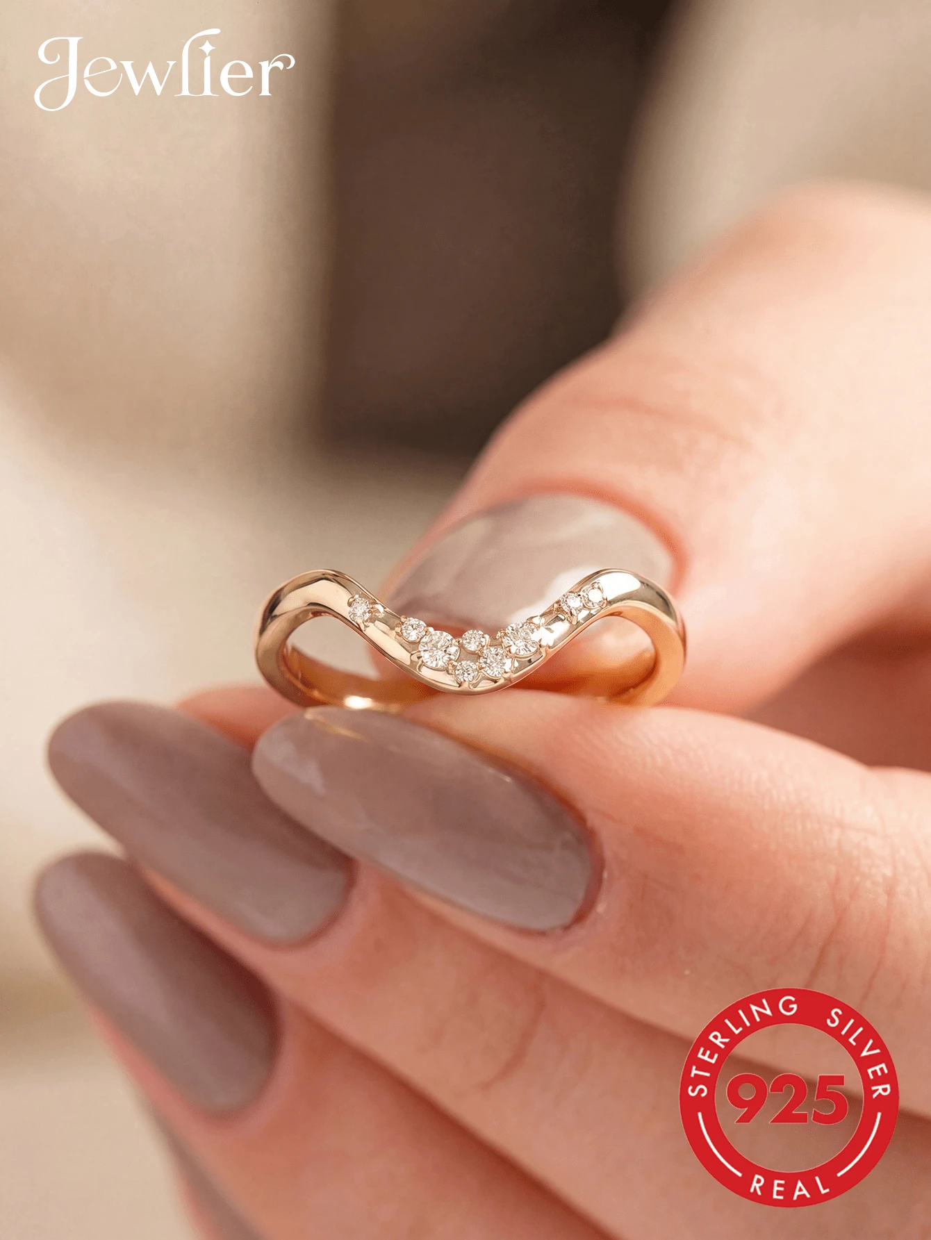Chiếc nhẫn Zirconia hình chữ V thanh lịch và tinh tế này được chế tác từ bạc nguyên chất 925, với thiết kế độc đáo, là món quà hoàn hảo dành cho những quý cô sành điệu tham dự các buổi dạ hội, họp mặt và tiệc tùng.