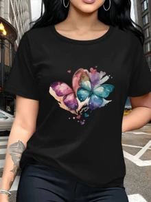 Dos mariposas de colores vibrantes que simbolizan libertad esperanza y transformación rodeadas de pequeños corazones que expresan amor y alegría camiseta de mujer casual moderna cómoda para verano - Negro - Ver 6