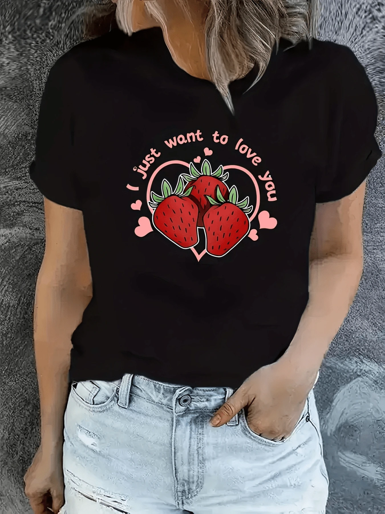 Dibujo de tres fresas rojas dentro de un corazón rodeadas de pequeños corazones que simbolizan ternura amor y dulzura con el texto I just want to love you en tono romántico camiseta de mujer casual moderna y cómoda para uso diario - Negro - Ver 1