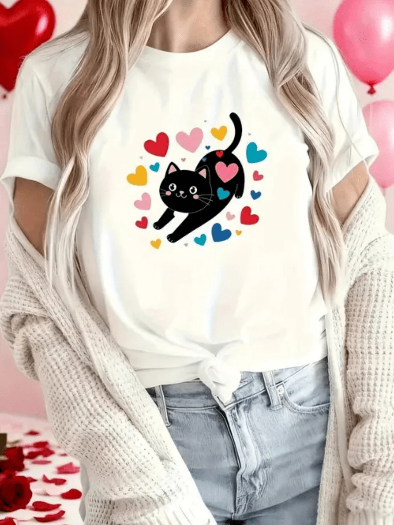 Gato juguetón rodeado de corazones de colores que representa alegría ternura y amor por los animales perfecto para expresar un espíritu libre y cariñoso camiseta de mujer casual y cómoda - Blanco - Ver 1