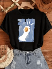 Figura de un ganso blanco con expresión curiosa sobre fondo azul simboliza la libertad y la alegría de la vida diaria camiseta de mujer casual cómoda y moderna ideal para uso urbano - Negro - Ver 8
