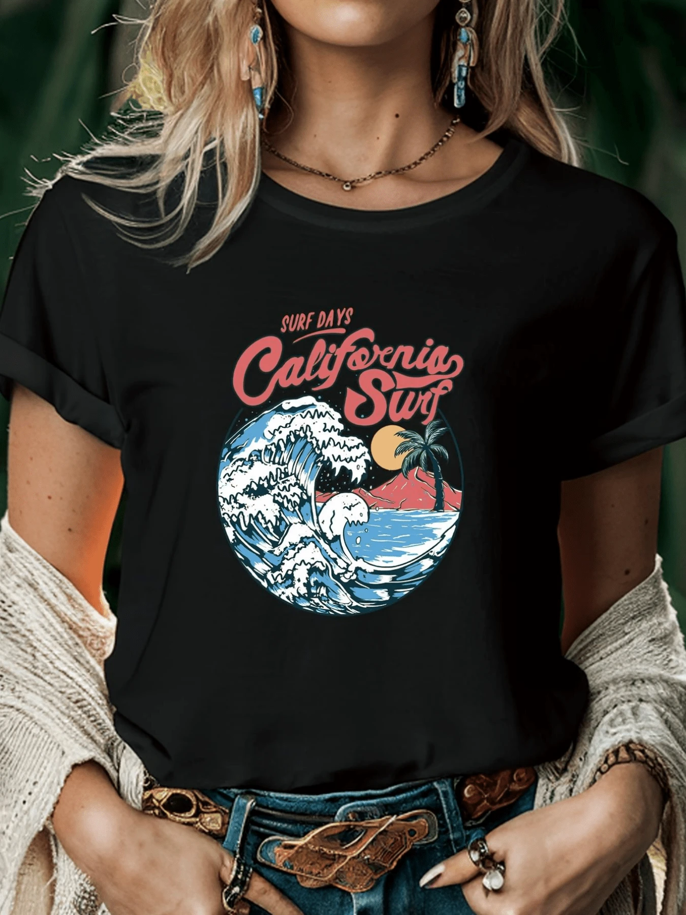 Olas arremolinadas que representan la energía del mar y un atardecer tropical con palmeras que inspiran libertad y aventura camiseta de mujer casual moderna para amantes del surf y la - Negro - Ver 1