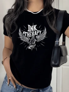 Tatuadora con alas simboliza libertad creatividad y pasión por el arte corporal reflejando fuerza interior y búsqueda de expresión auténtica camiseta de mujer moderna y cómoda para uso diario - Negro - Ver 1