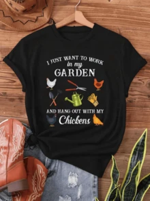 Un divertido estampado muestra herramientas de jardinería junto a gallinas de colores simbolizando la tranquilidad del campo y el amor por cuidar la huerta camiseta de mujer casual cómoda ideal para amantes de la naturaleza - Negro - Ver 8