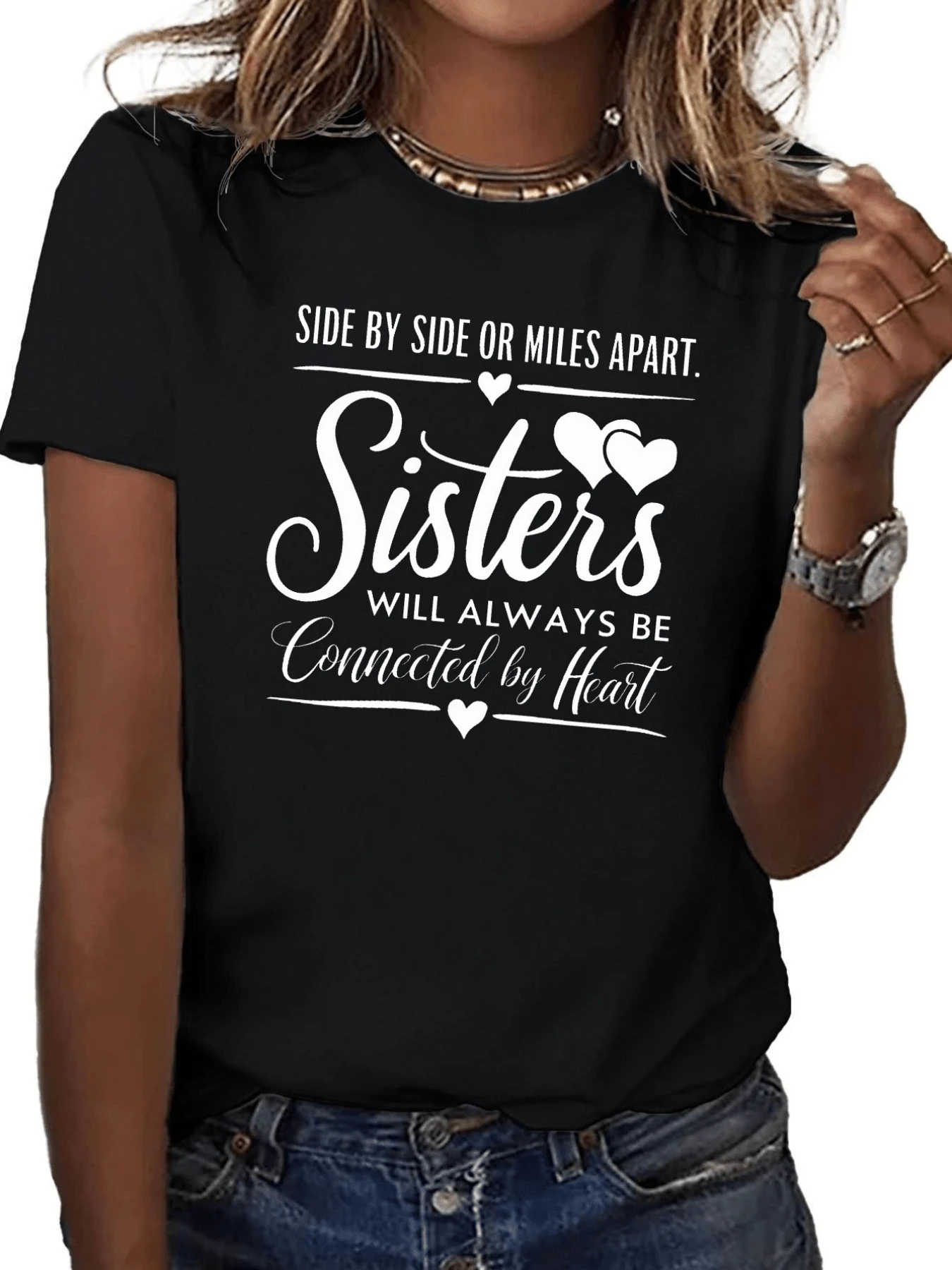 Corazones unidos simbolizan el vínculo eterno entre hermanas que permanece fuerte sin importar la distancia reflejando amor sincero y conexión emocional profunda camiseta de mujer casual cómoda para uso diario - Negro - Ver 1