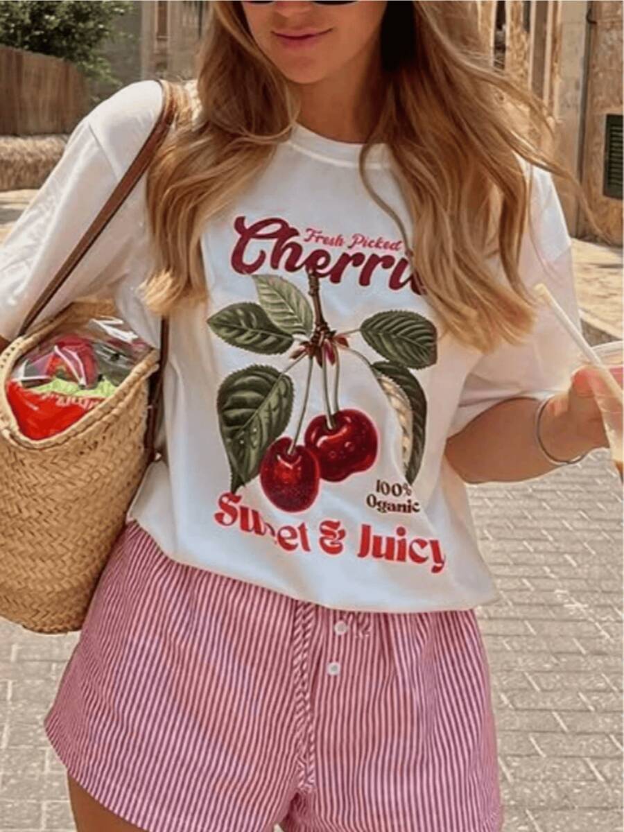 Dos cerezas rojas jugosas sobre ramas verdes que evocan frescor veraniego y vitalidad natural con letras llamativas que transmiten energía positiva camiseta de mujer casual moderna para diario - Blanco - Ver 1