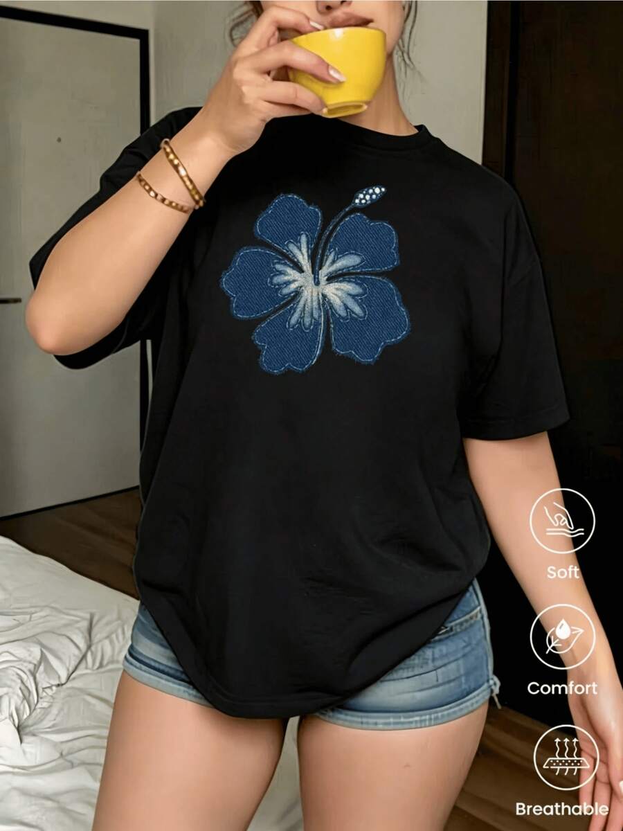 Una gran flor de hibisco azul simboliza energía positiva y alegría tropical representando frescura vitalidad y conexión con la naturaleza en cada detalle camiseta de mujer casual cómoda y transpirable para uso diario - Negro - Ver 1