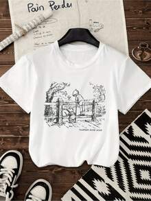 A Tranquil Scene Of Two Figures Observing The Landscape From A Fence Surrounded By Trees, Conveying Serenity And Friendship. A Casual Women's T-Shirt With An Artistic Print And Natural Touch, Ideal For Everyday Wear. - 白色 - 查看 1