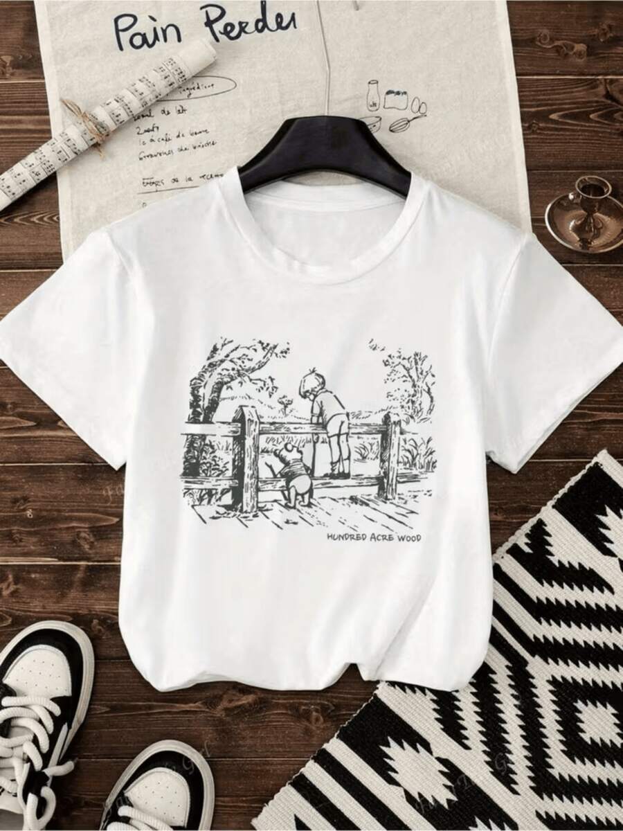 A Tranquil Scene Of Two Figures Observing The Landscape From A Fence Surrounded By Trees, Conveying Serenity And Friendship. A Casual Women's T-Shirt With An Artistic Print And Natural Touch, Ideal For Everyday Wear. - 白色 - 查看 1