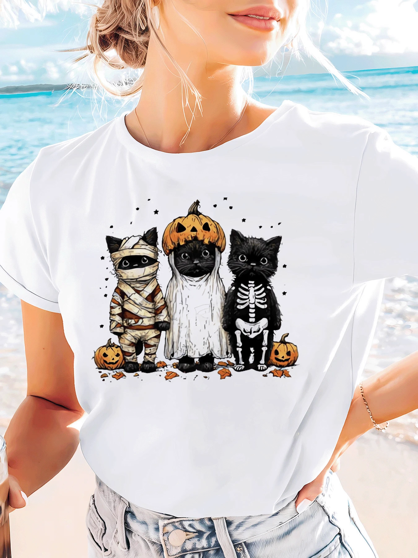 Camiseta con estampado gráfico de tema de Halloween con un fantasma, gato, bruja, esqueleto y calabaza, diseñada como una camiseta casual de manga corta con cuello redondo, ideal para el verano y la primavera, destinada a la moda femenina - [Blanco] - Ver 1