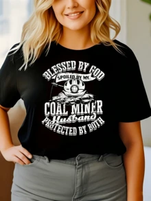 Una ilustración que representa la fuerza y devoción de una mujer bendecida por la fe y el amor hacia su esposo minero simbolizando protección espiritual y orgullo familiar camiseta de mujer casual cómoda moderna perfecta para uso diario - Negro - Ver 1