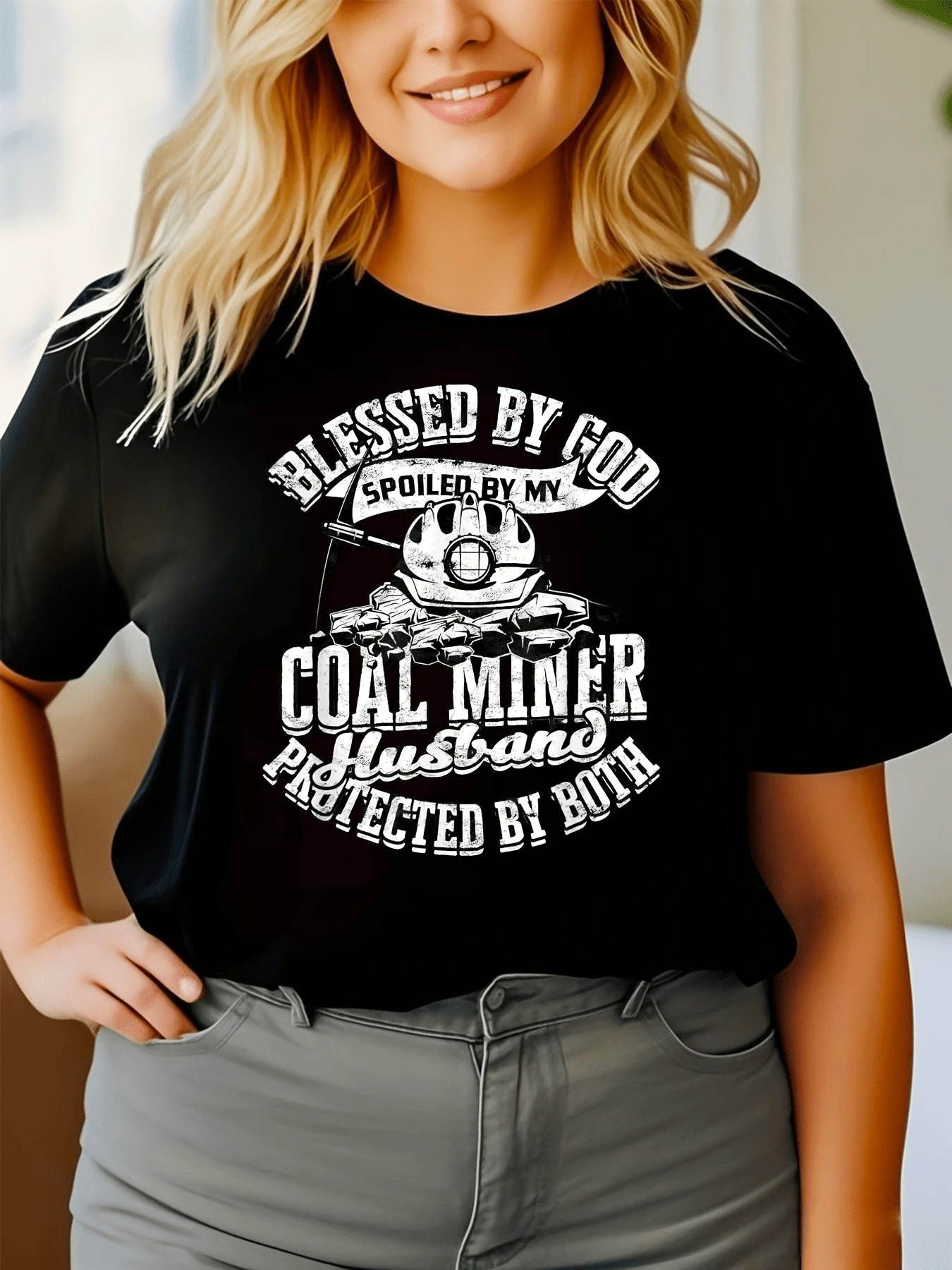 Una ilustración que representa la fuerza y devoción de una mujer bendecida por la fe y el amor hacia su esposo minero simbolizando protección espiritual y orgullo familiar camiseta de mujer casual cómoda moderna perfecta para uso diario - Negro - Ver 1