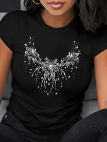 Brillo celestial formado por patrones de luces que evocan una constelación y pétalos de flor radiantes dando sensación de elegancia y energía positiva camiseta de mujer casual moderna cómoda para uso diario - Negro - Ver 6