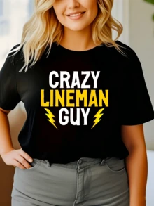 Frase divertida que celebra la energía y valentía de los trabajadores eléctricos acompañada de relámpagos amarillos que simbolizan fuerza y pasión camiseta de mujer casual moderna ideal para look diario - Negro - Ver 6