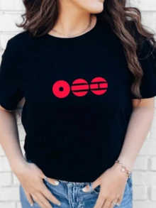 Tres círculos rojos que evocan equilibrio energía y conexión entre mente cuerpo y espíritu con estilo minimalista moderno camiseta de mujer casual cómoda para uso diario - Negro - Ver 1