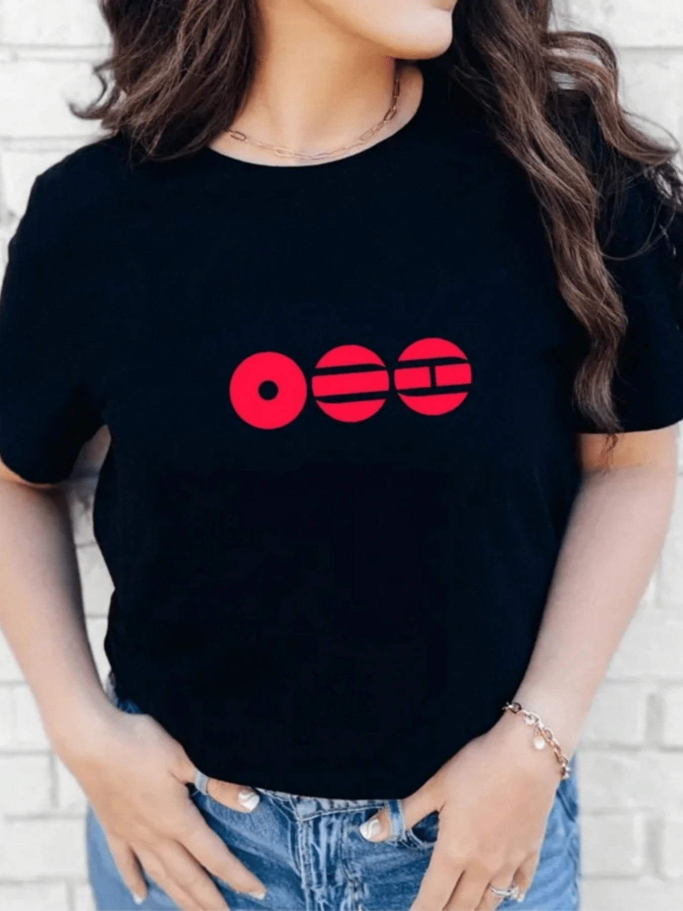 Tres círculos rojos que evocan equilibrio energía y conexión entre mente cuerpo y espíritu con estilo minimalista moderno camiseta de mujer casual cómoda para uso diario - Negro - Ver 1