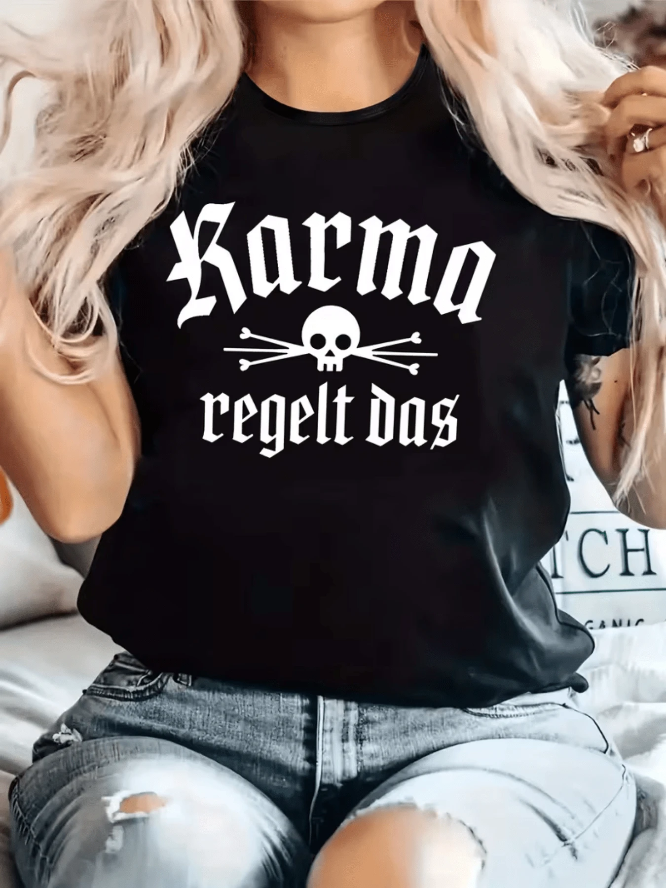 Texto vibrante con calavera que simboliza la fuerza del karma y la idea de equilibrio universal transmitiendo un mensaje de actitud poderosa y confianza camiseta de mujer casual cómoda para uso diario - Negro - Ver 1