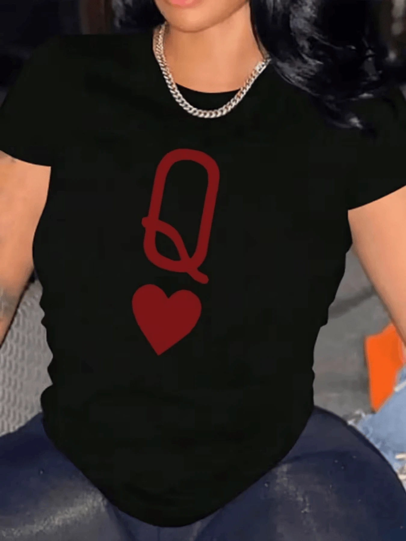 Símbolo rojo de una letra Q sobre un corazón que representa fuerza femenina y amor propio evocando elegancia sencilla y confianza moderna camiseta de mujer casual con toque artístico - Negro - Ver 1
