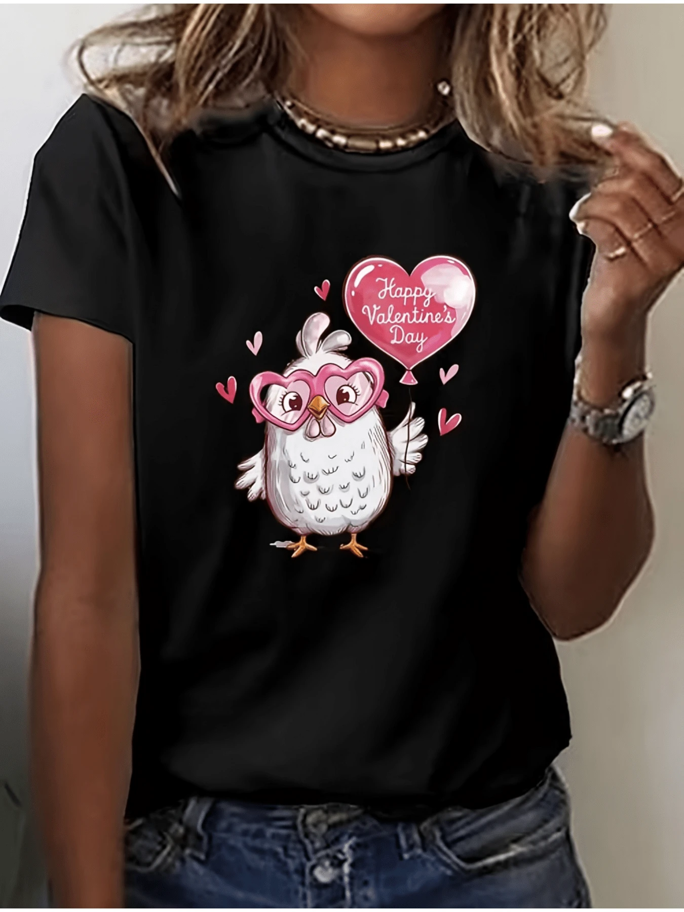 Búho con gafas rosadas sostiene un globo en forma de corazón con mensaje de amor rodeado de pequeños corazones símbolo divertido de ternura y afecto camiseta de mujer casual moderna cómoda para regalo romántico - Negro - Ver 1