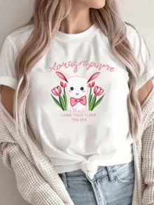 Un tierno cordero blanco con lazo rosa rodeado de tulipanes simboliza dulzura esperanza y ternura en un entorno lleno de luz y alegría camiseta de mujer casual fresca y cómoda para uso diario - Blanco - Ver 1