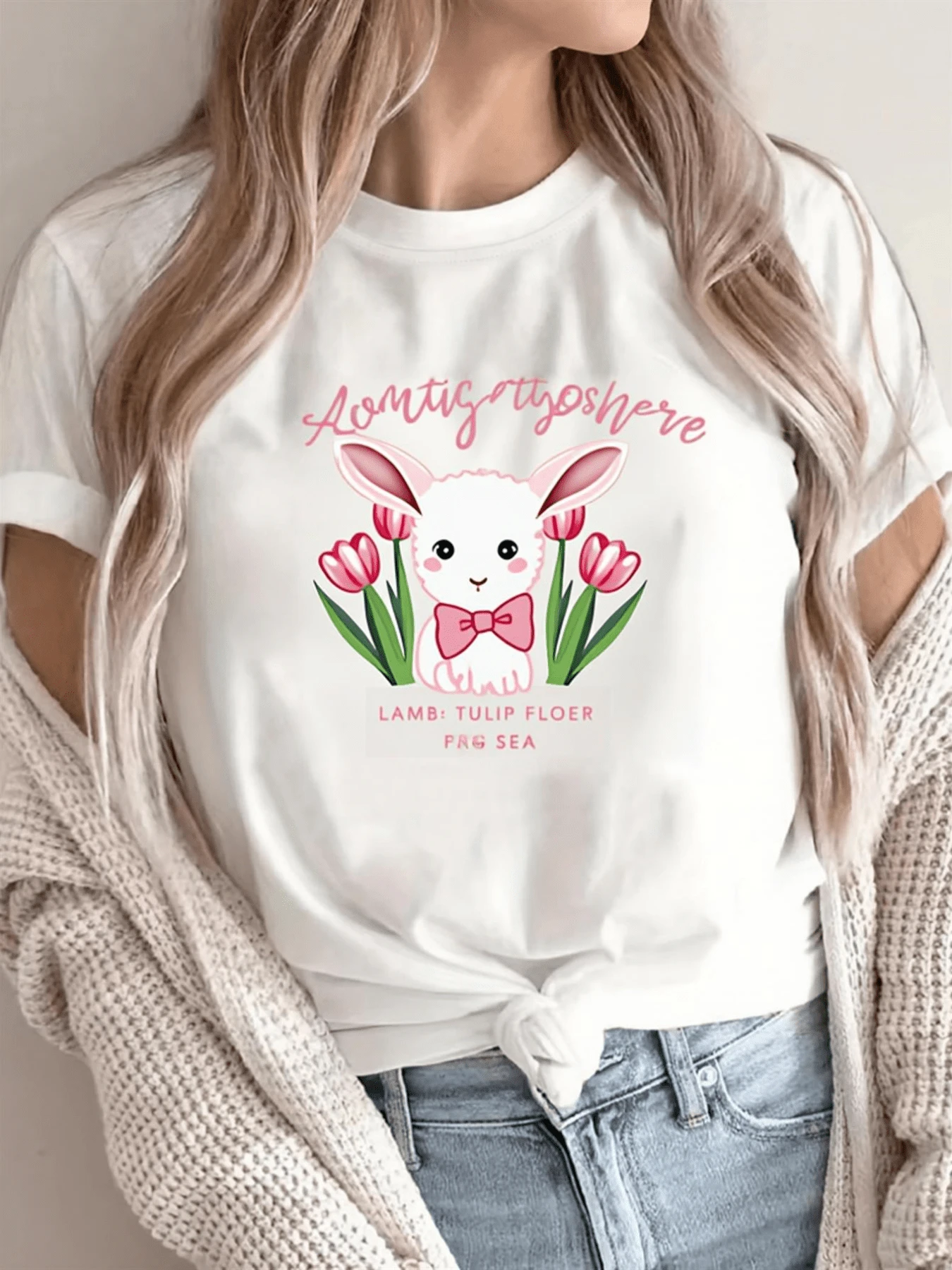 Un tierno cordero blanco con lazo rosa rodeado de tulipanes simboliza dulzura esperanza y ternura en un entorno lleno de luz y alegría camiseta de mujer casual fresca y cómoda para uso diario - Blanco - Ver 1