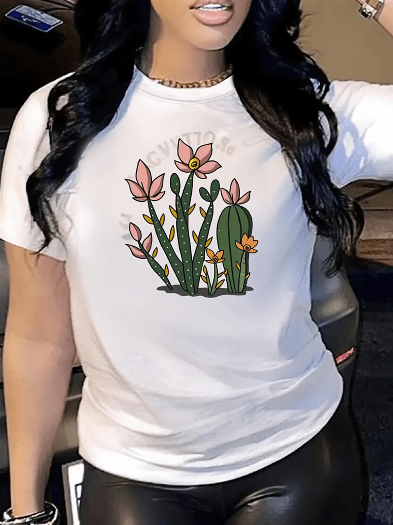 Flores del desierto que representan la fuerza y la belleza natural de la vida en medio de la aridez con tonos suaves y formas armónicas camiseta de mujer casual cómoda para uso diario - Blanco - Ver 1