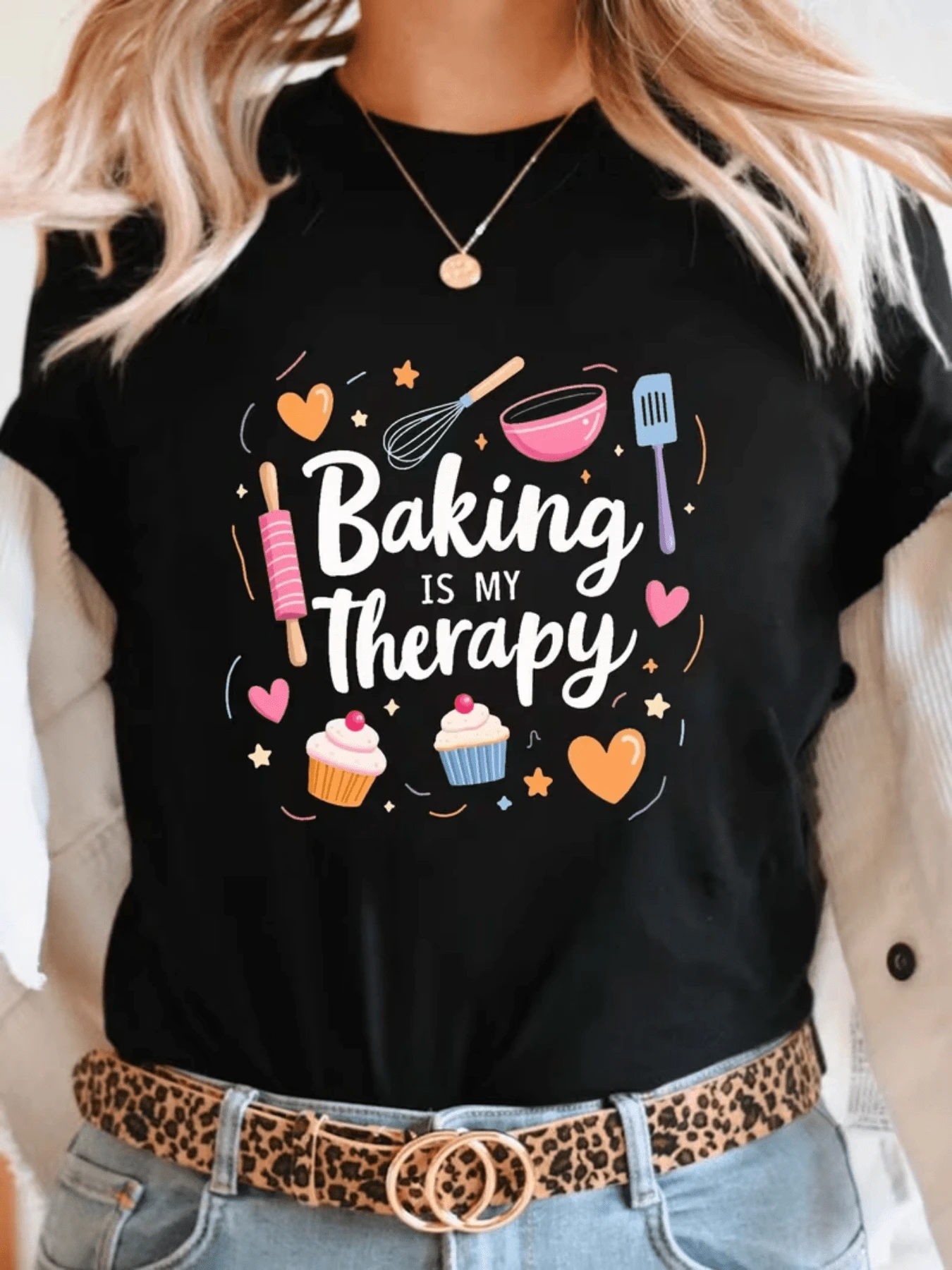 Utensilios coloridos de repostería y dulces simbolizan la alegría de hornear y transmitir buena energía con corazones y estrellas divertidas camiseta de mujer casual moderna cómoda para amantes de la cocina y la creatividad - Negro - Ver 1