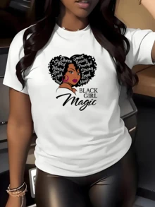Una expresión de poder y orgullo femenino que muestra una silueta con cabello afro decorado con palabras de fortaleza belleza inteligencia y amor camiseta de mujer moderna cómoda y casual - Blanco - Ver 1