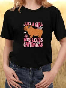 Una ilustración adorable muestra un carpincho rodeado de flores rosadas junto a un mensaje divertido que expresa ternura y amor por los animales perfecta para espíritus libres camiseta de mujer casual cómoda y moderna - Negro - Ver 6
