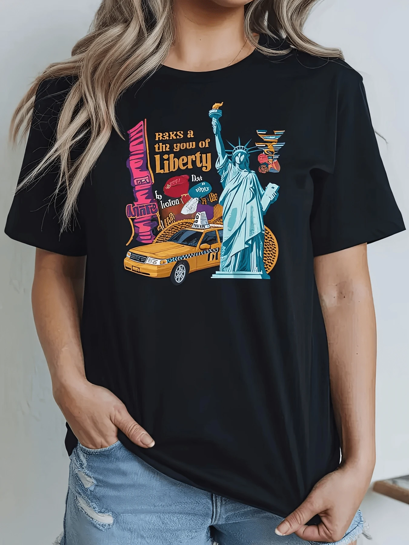 Estatua de la Libertad acompañada de un taxi clásico de Nueva York y luces urbanas que simbolizan energía y libertad moderna camiseta de mujer casual cómoda y moderna - Negro - Ver 1