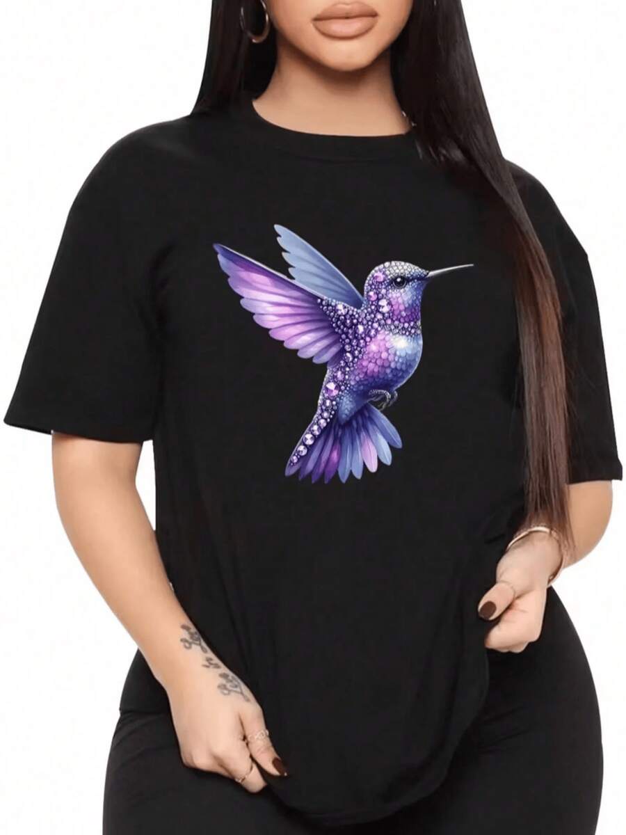 Bright Hummingbird In Shades Of Purple, Symbol Of Freedom And Energy, Inspiring Elegance In Every Movement. Comfortable, Modern, Casual Women's T-Shirt For Everyday Wear. - 黑色 - 查看 1