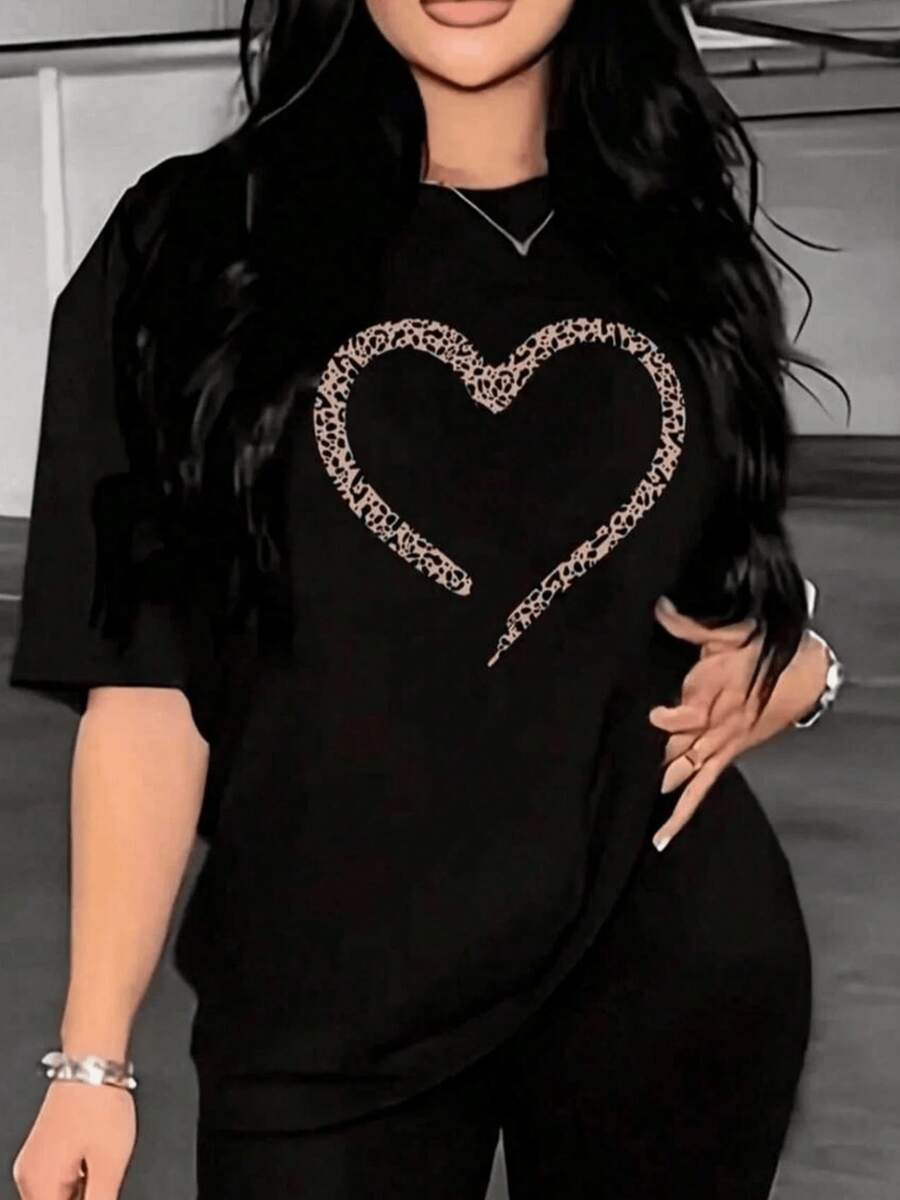 Corazón formado por trazos de patrón animal que simboliza confianza pasión y fuerza interior reflejando una actitud moderna y atrevida perfecta para destacar tu autenticidad camiseta de mujer casual elegante para uso diario - Negro - Ver 1