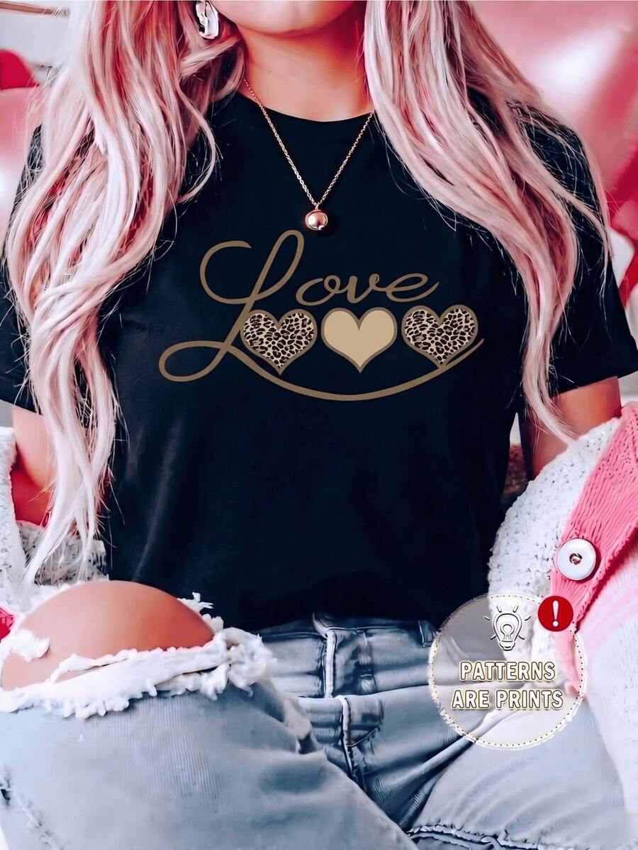 The Word "Love" Accompanied By Two Intertwined Hearts Symbolizing Union And Eternal Affection With A Romantic And Modern Touch, Ideal For Expressing Sincere Feelings. A Stylish Casual Women's T-Shirt For Everyday Wear. - 黑色 - 查看 1